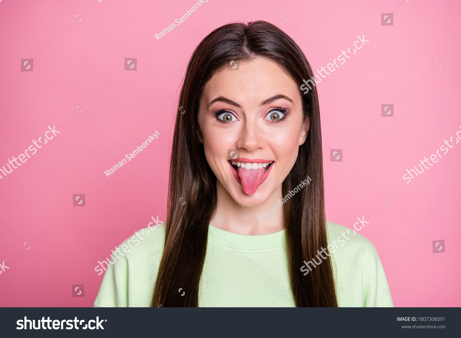 26524 Imágenes De Women Sticking Tongue Out Imágenes Fotos Y Vectores De Stock Shutterstock 1237