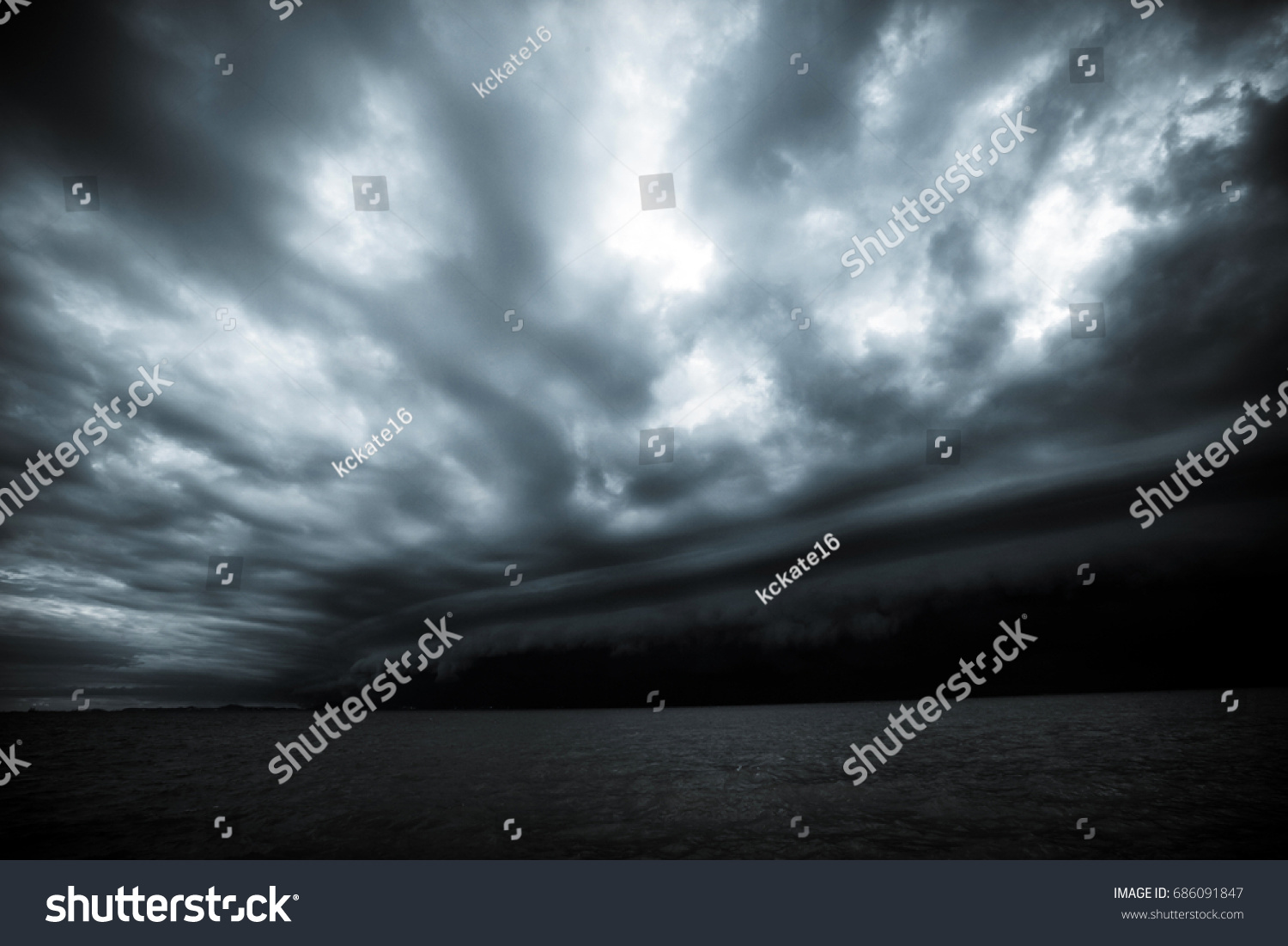 雨の前の海の曇りの嵐 竜巻は海の上で雲を嵐に巻き上げた モンスーンの季節 ハリケーン フィレンツェ ハリケーン カトリーナ の写真素材 今すぐ編集