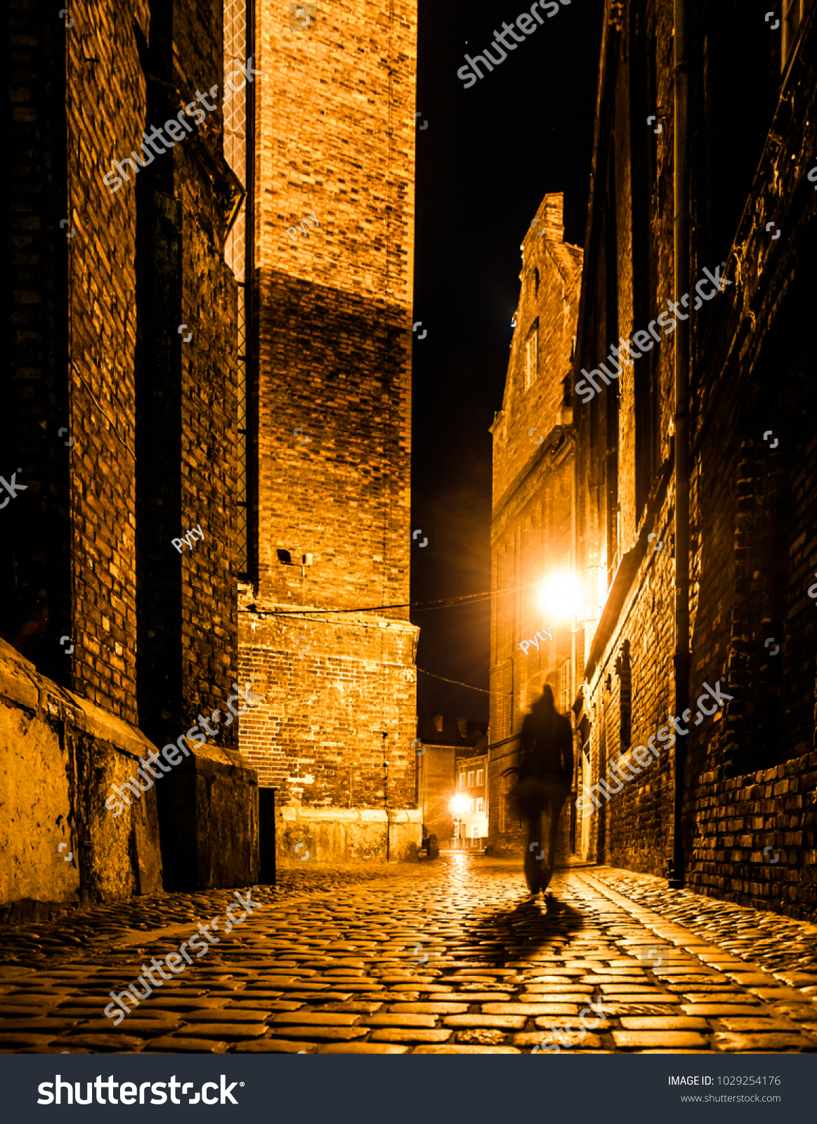 暗くぼやけた人の影を持つ 古い町の石畳の通り の写真素材 今すぐ編集