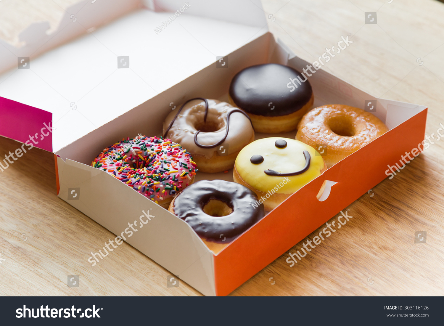 Suchen Sie Nach Farbige Donuts In Der Schachtel Stockbildern In Hd Und Millionen Weiteren Lizenzfreien Stockfotos Illustrationen Und Vektorgrafiken In Der Shutterstock Kollektion Jeden Tag Werden Tausende Neue Hochwertige Bilder Hinzugefugt