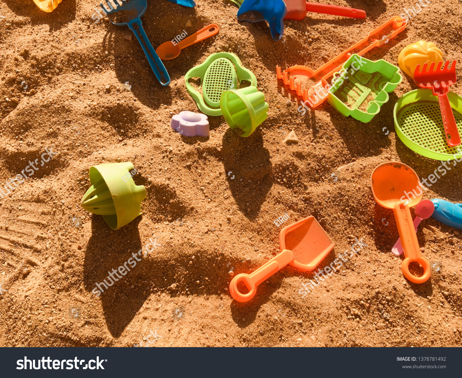 childrens plastic sandpit