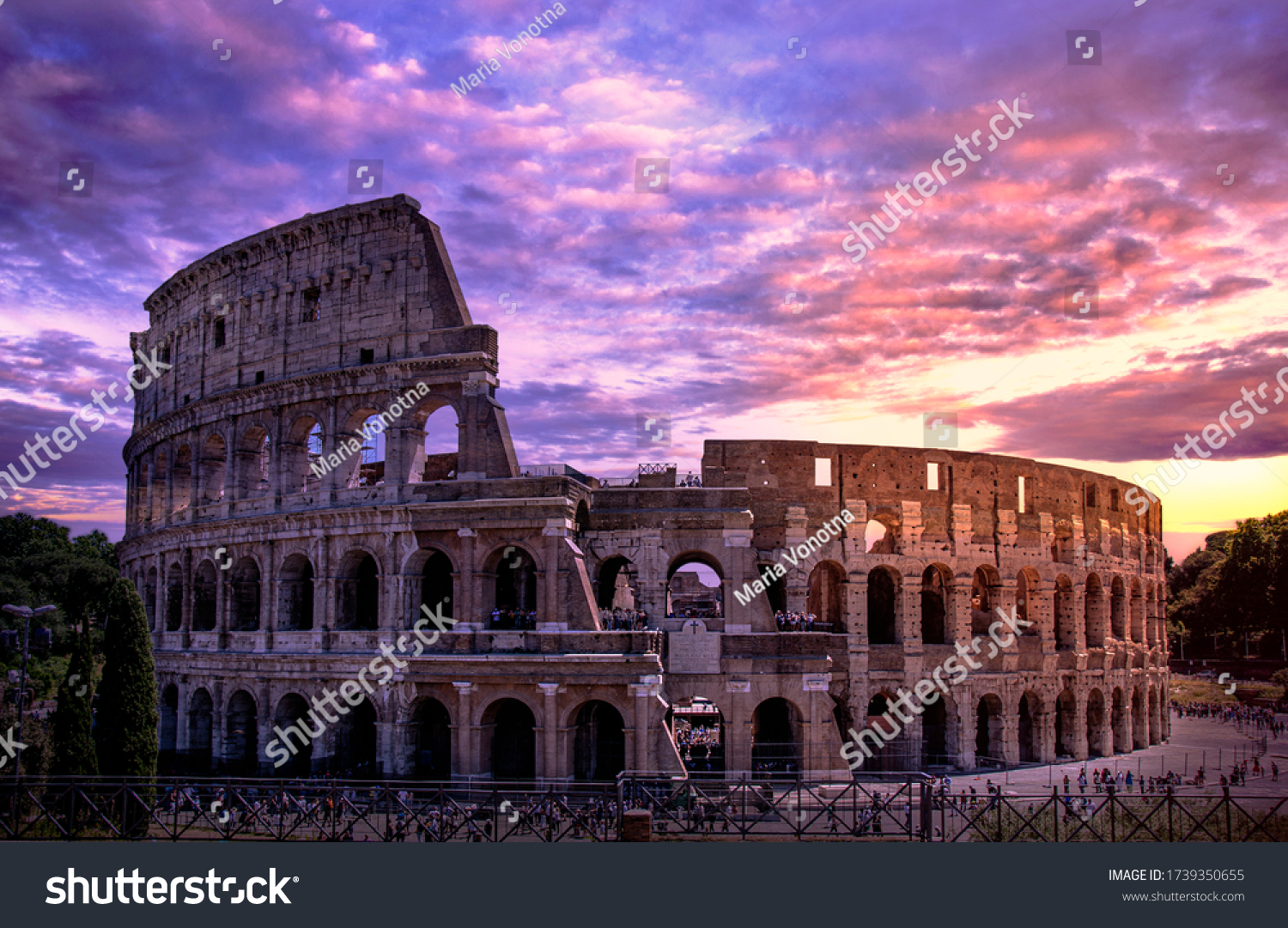 ローマのコロッセオ 夕日 紫の曇り空 イタリア の写真素材 今すぐ編集