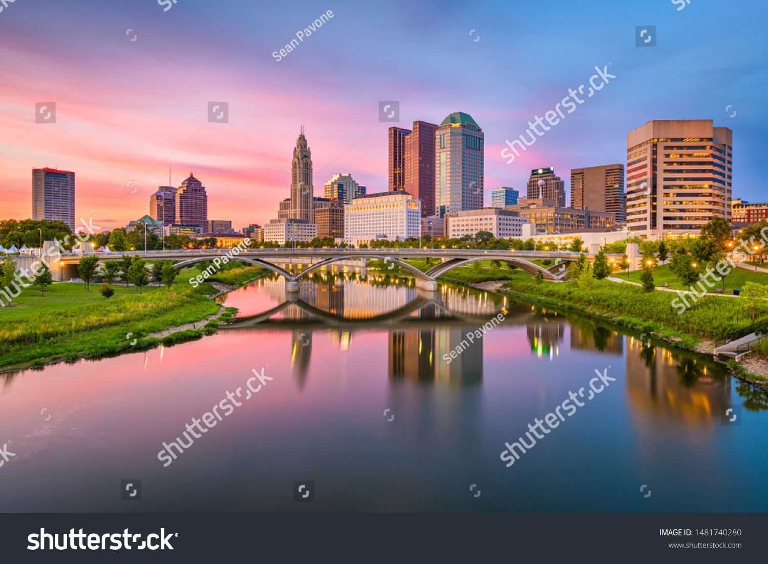 Columbus Ohio Usa Skyline On River 庫存 