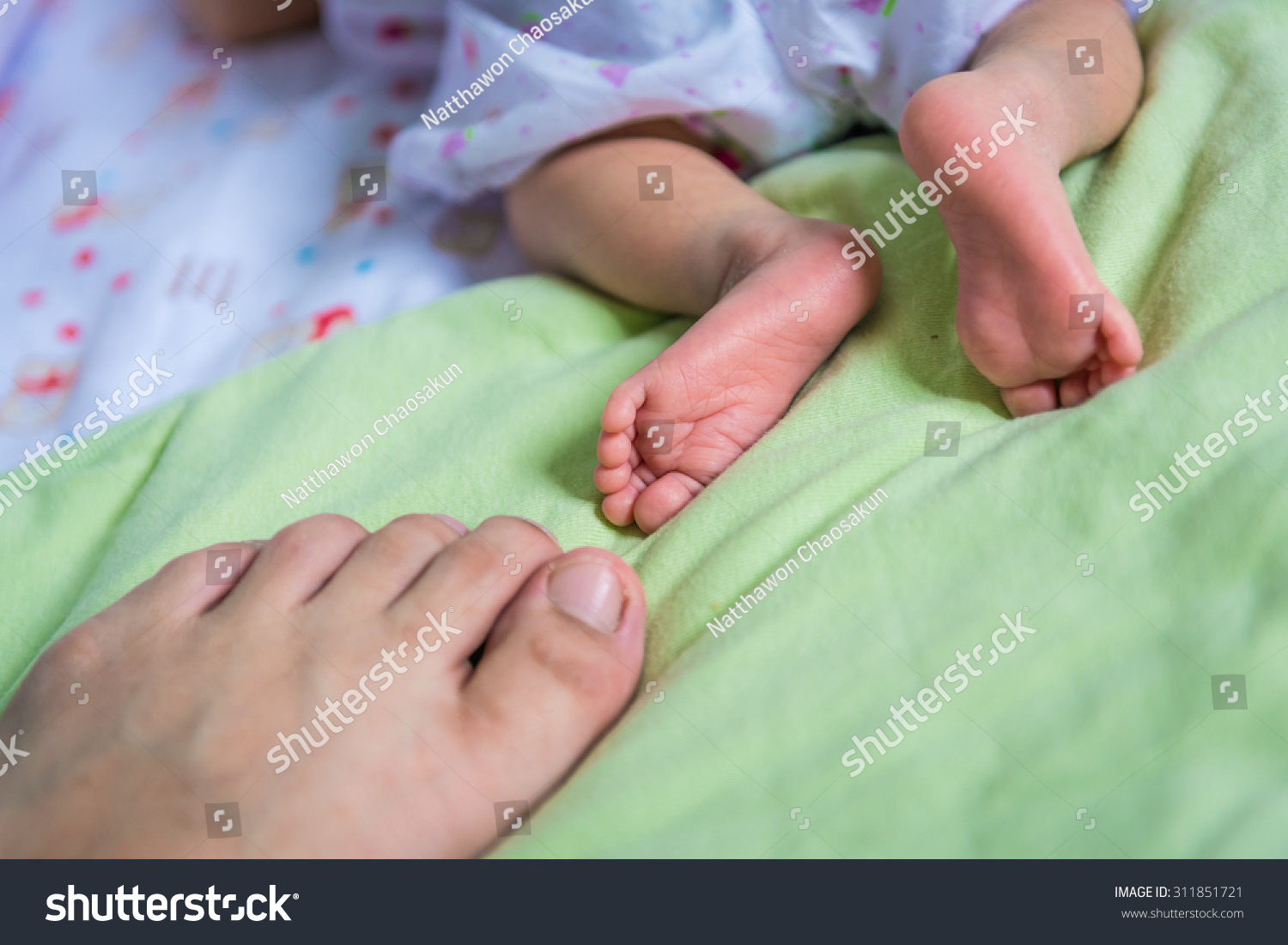newborn baby foot size