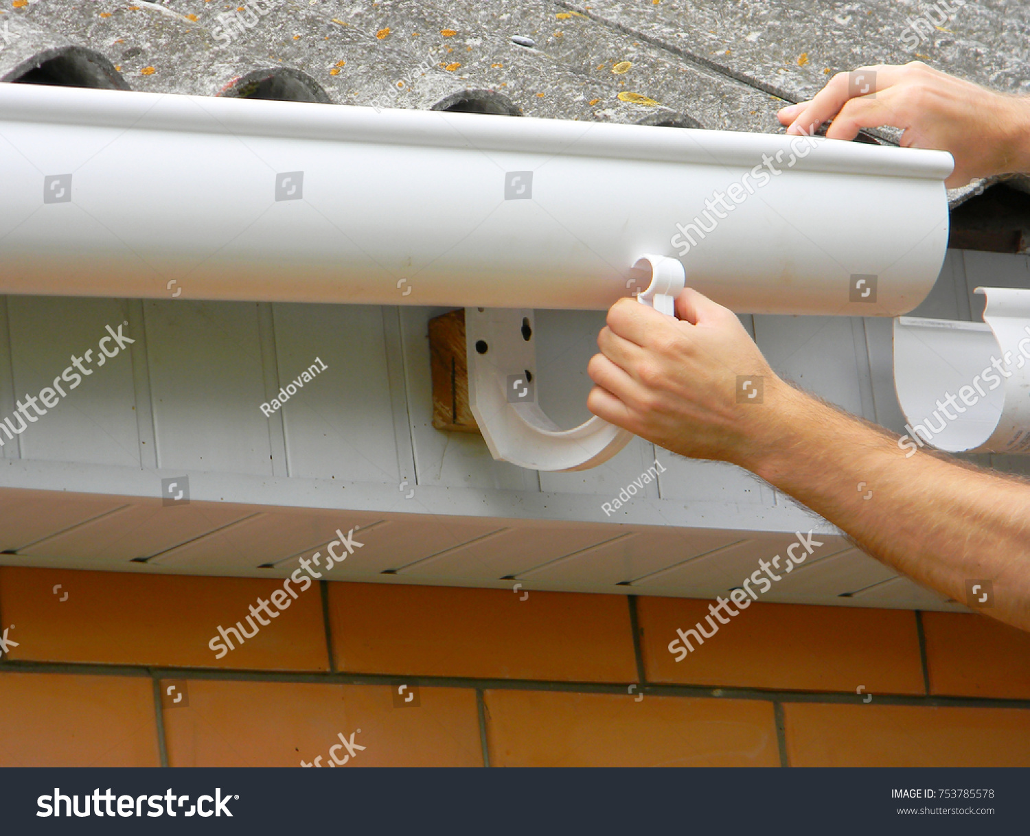 Install the tap with female hands Install the tap with female hands