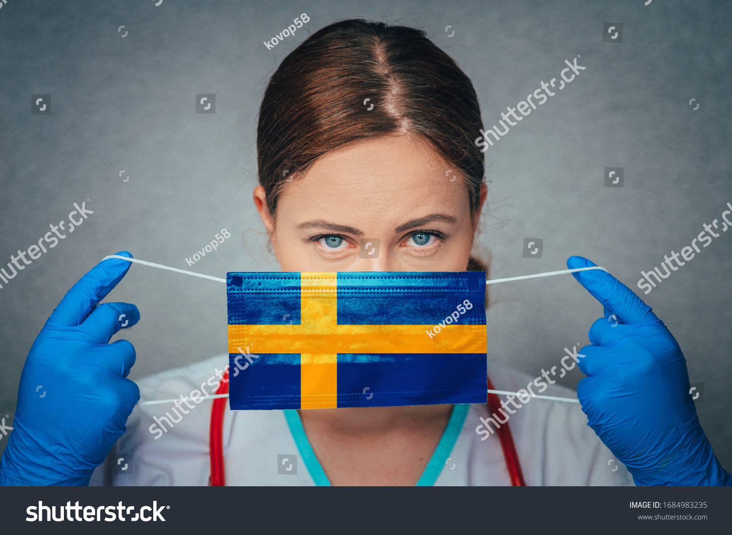 スウェーデンのコロナウイルス女性医師ポートレートが スウェーデン国旗で顔面外科用の医療マスクを保護している スウェーデンのvirus Covid 19 コンセプト写真 の写真素材 今すぐ編集