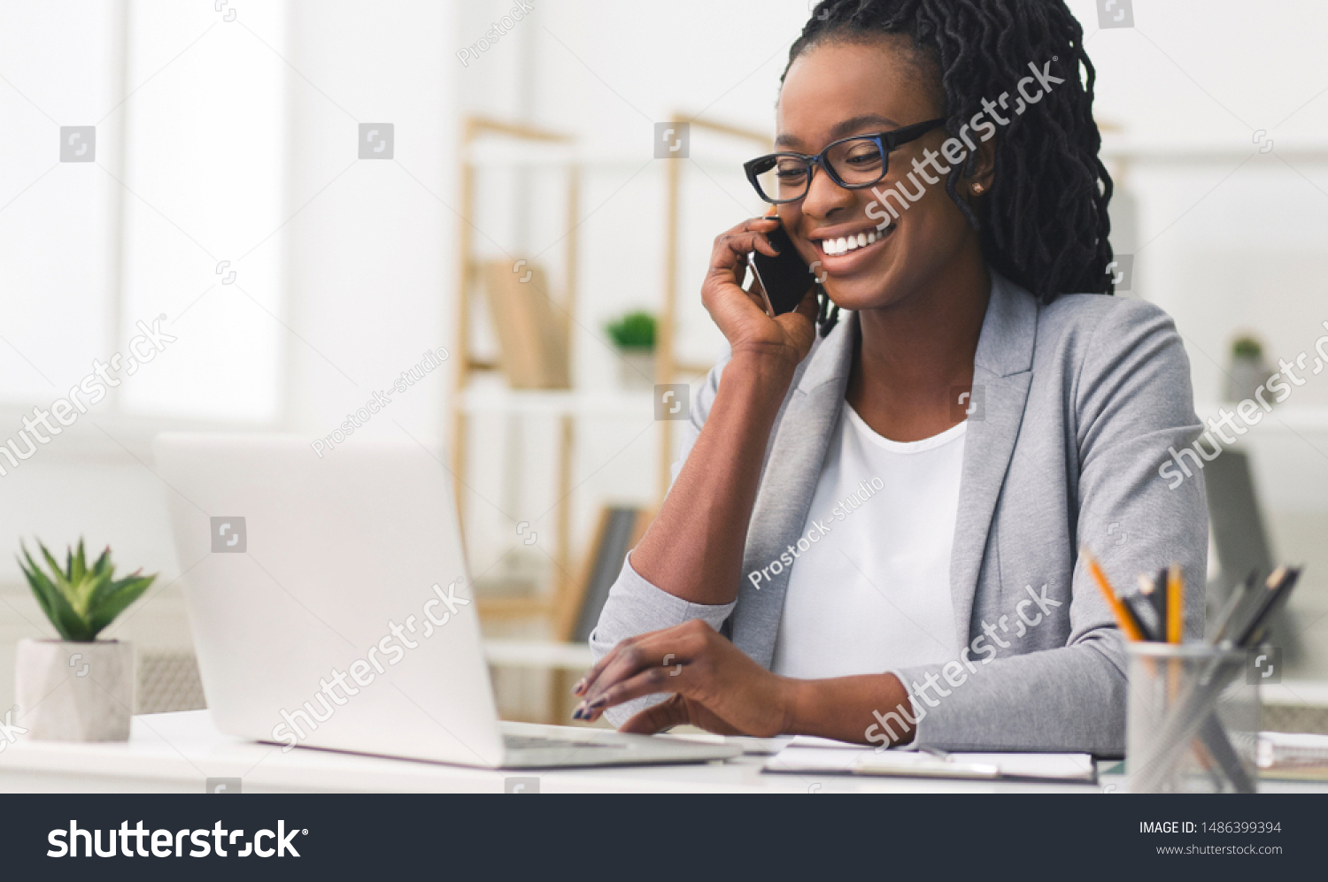 556,026 Black Women Working Images, Stock Photos & Vectors 