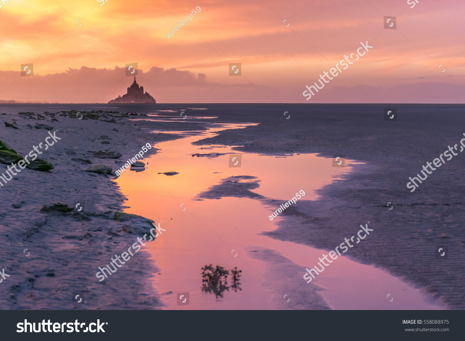 Coucher De Soleil Sur Le Montsaintmichel Stock Photo Edit