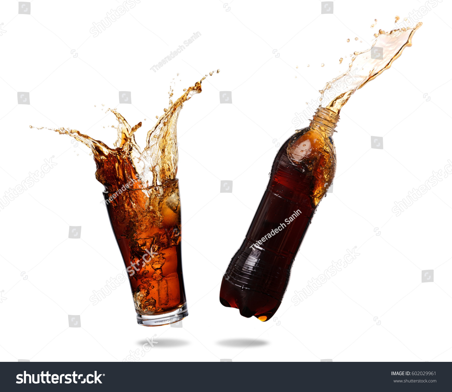 白い背景にコーラがガラスとボトルから飛び散る の写真素材 今すぐ編集