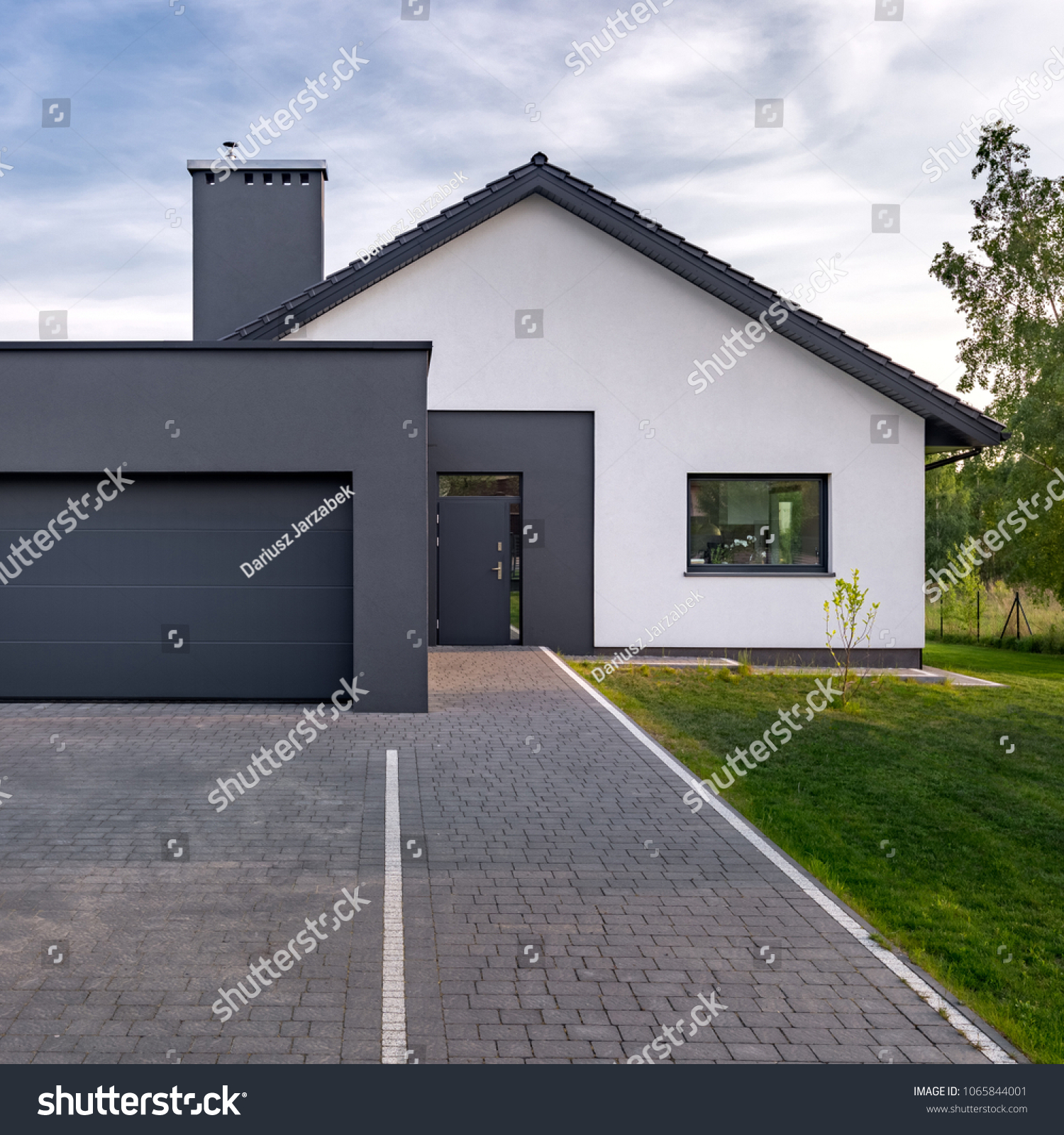 Gemutliches Und Modernes Haus Mit Garage Stockfoto Jetzt