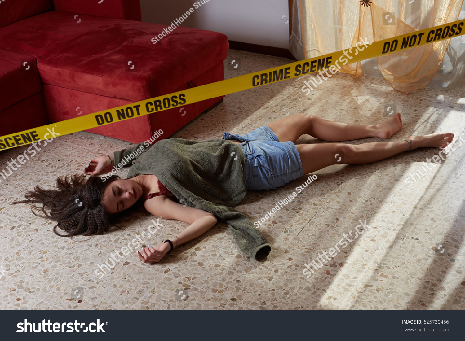 Crime Scene Imitation Lifeless Woman Lying Foto Stock