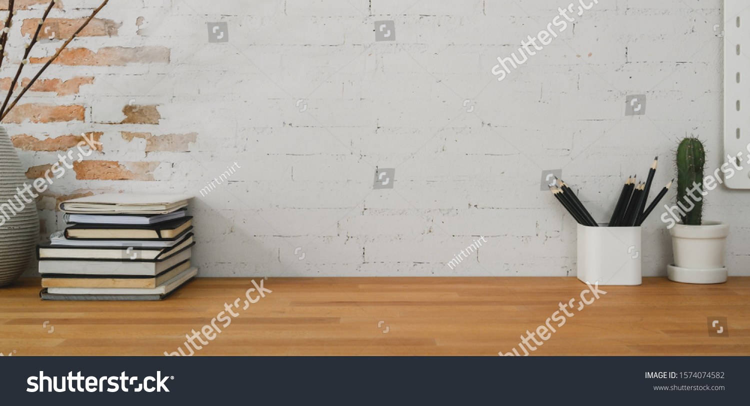 253,393 Gadget On Table Images, Stock Photos & Vectors 