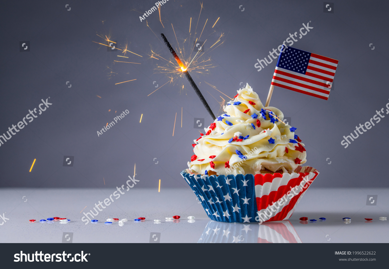 カップケーキアメリカ国旗 ケーキに火花や花火がつく 7月4日 独立 大統領の日 ホワイトクリームのアイシングや色と星が散るおいしいカップケーキ 甘いデザート の写真素材 今すぐ編集