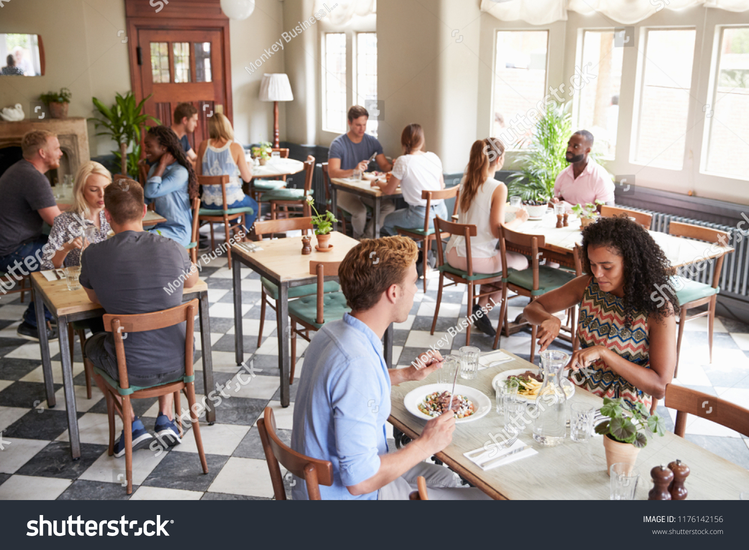 60-520-busy-restaurants-images-stock-photos-vectors-shutterstock