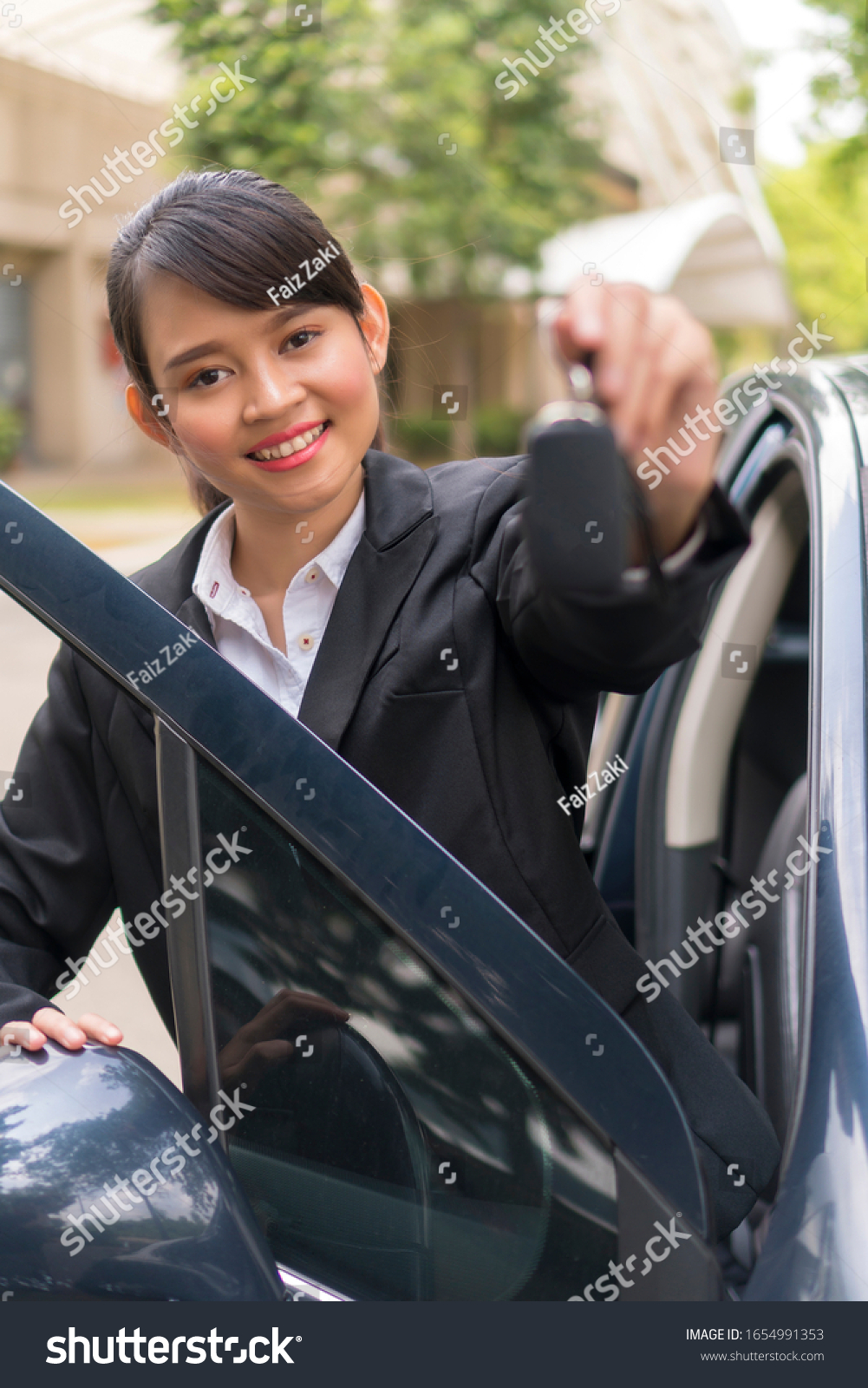 Asian Babe does the chauffeur