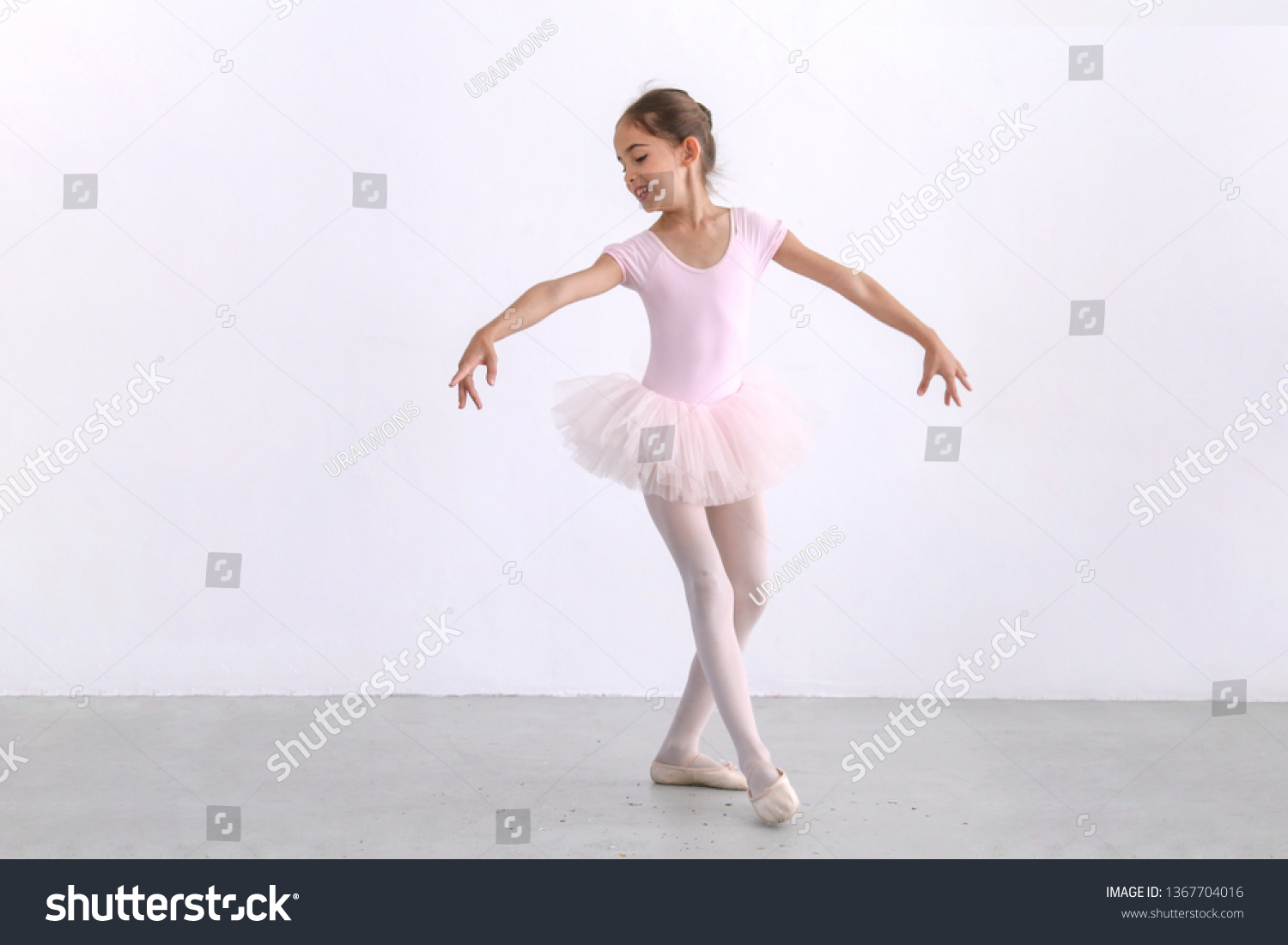 ピンクのトゥトゥのかわいいバレリーナの女の子が部屋で踊る キッドバレエのコンセプト の写真素材 今すぐ編集