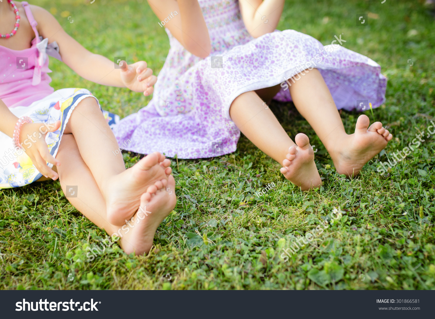 little girls sits on Little girls sitting on floor. Two little girls sitting on ...