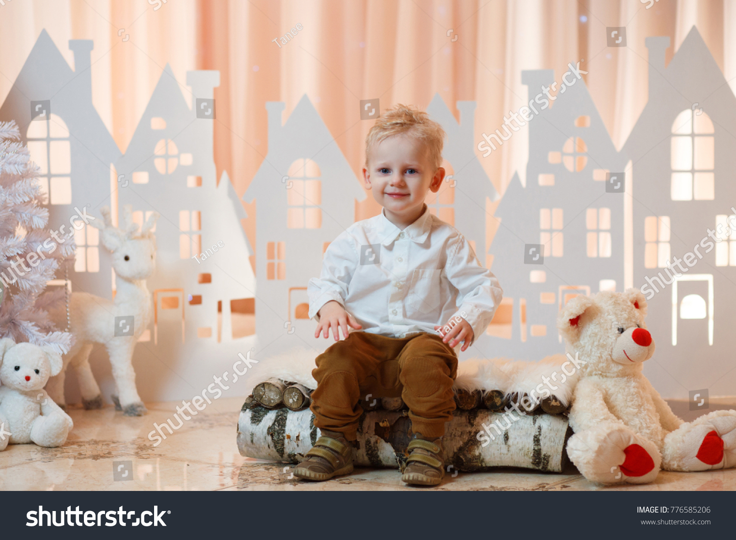 Cute Blonde Hair Little Boy Near Stockfoto Jetzt Bearbeiten