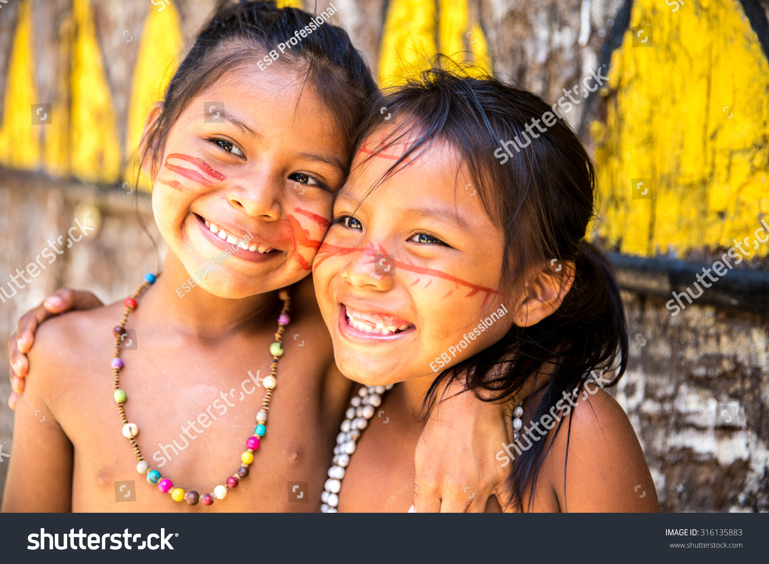wallpapers Brasileiro Indios Bonitos https www shutterstock com pt image photo cute brazilian indians paying amazon brazil 316135883