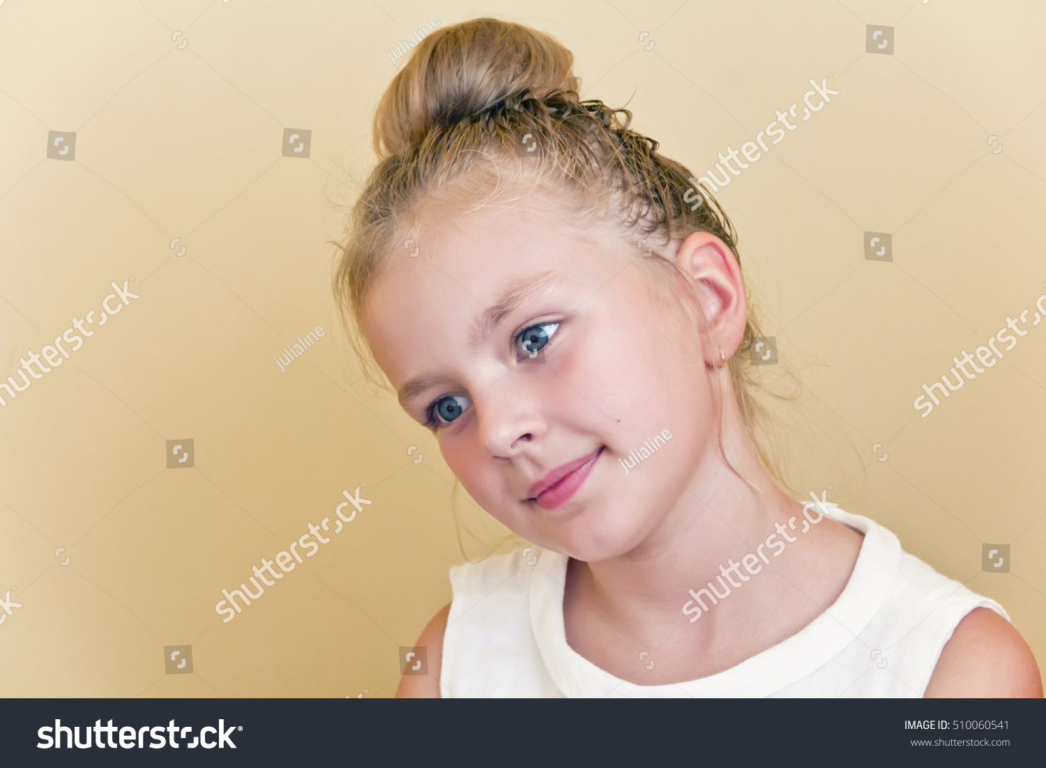 Cute Girl Blond Long Hair Blue Stockfoto Jetzt Bearbeiten