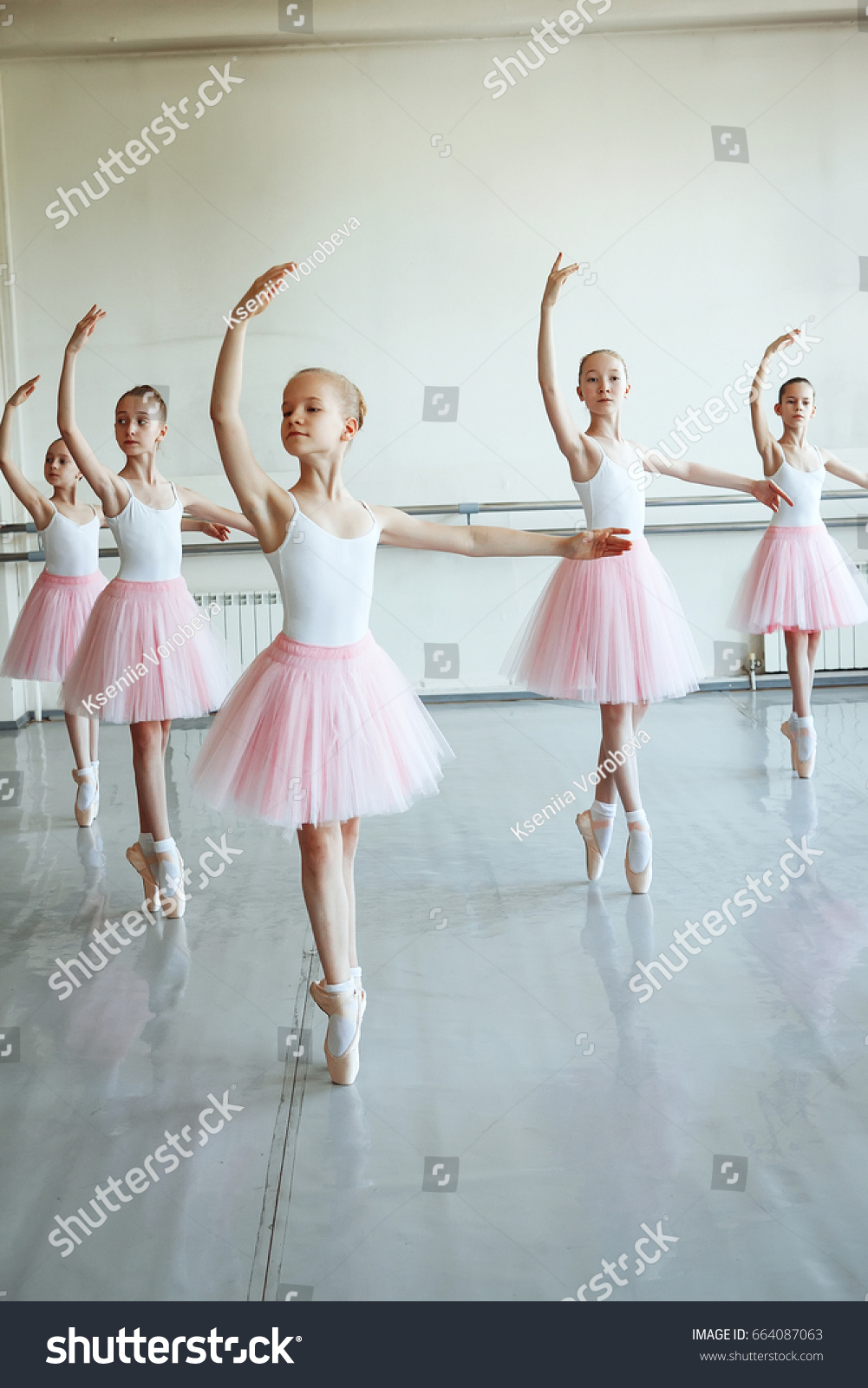 ピンクのバレエの衣装を着たかわいいバレリナとポイントの靴が部屋で踊っている ダンス教室の子ども バレエを勉強している子ども スペースをコピーします の写真素材 今すぐ編集
