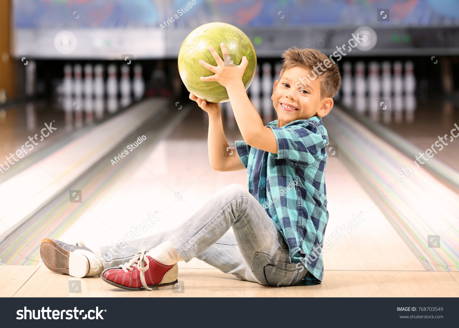 ボウリング部のかわいい少年 の写真素材 今すぐ編集