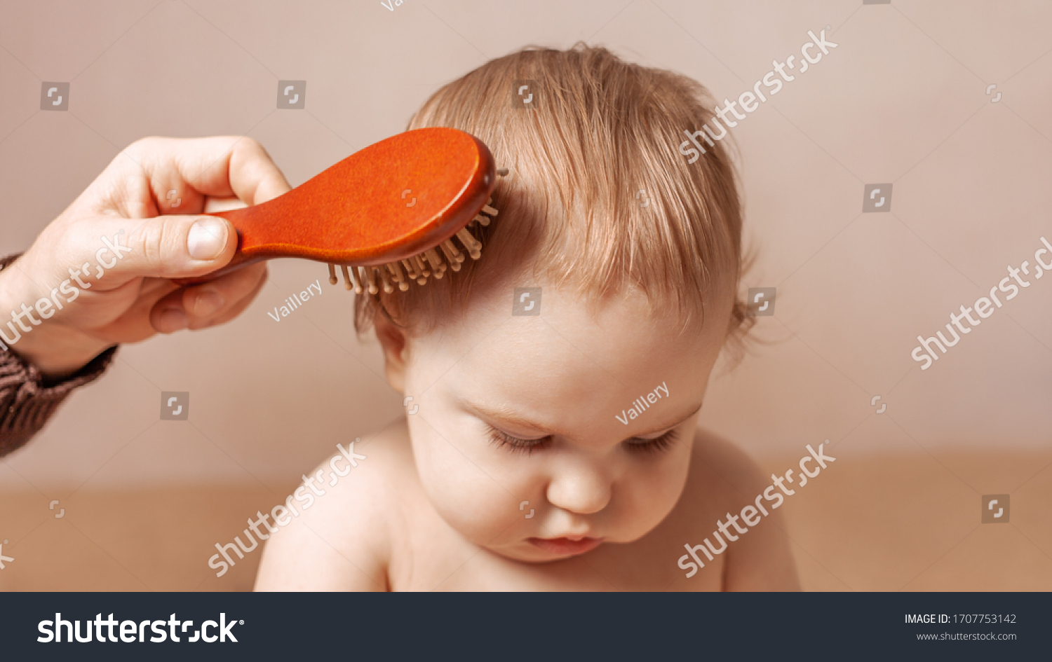 可爱的微笑小女孩梳梳头梳头 库存照片. 图片 包括有 有吸引力的, 乐趣, 节假日, 女儿, 女性, 女孩 - 168401236