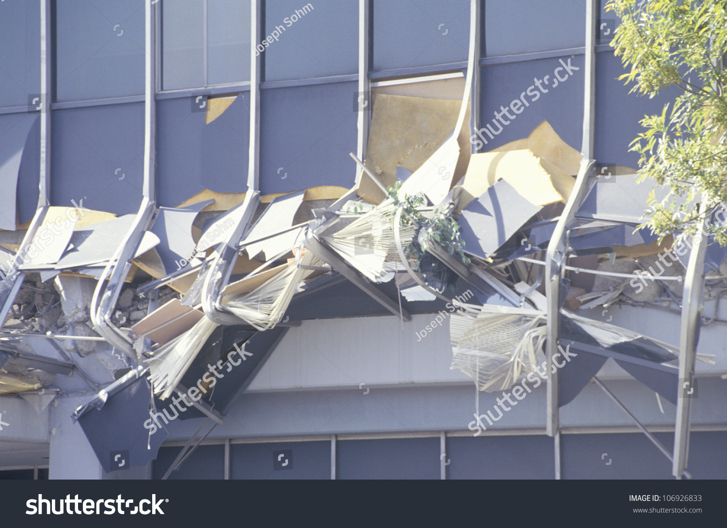 Damaged Kaiser Medical Building Northridge Reseda Stock Photo Edit Now 106926833