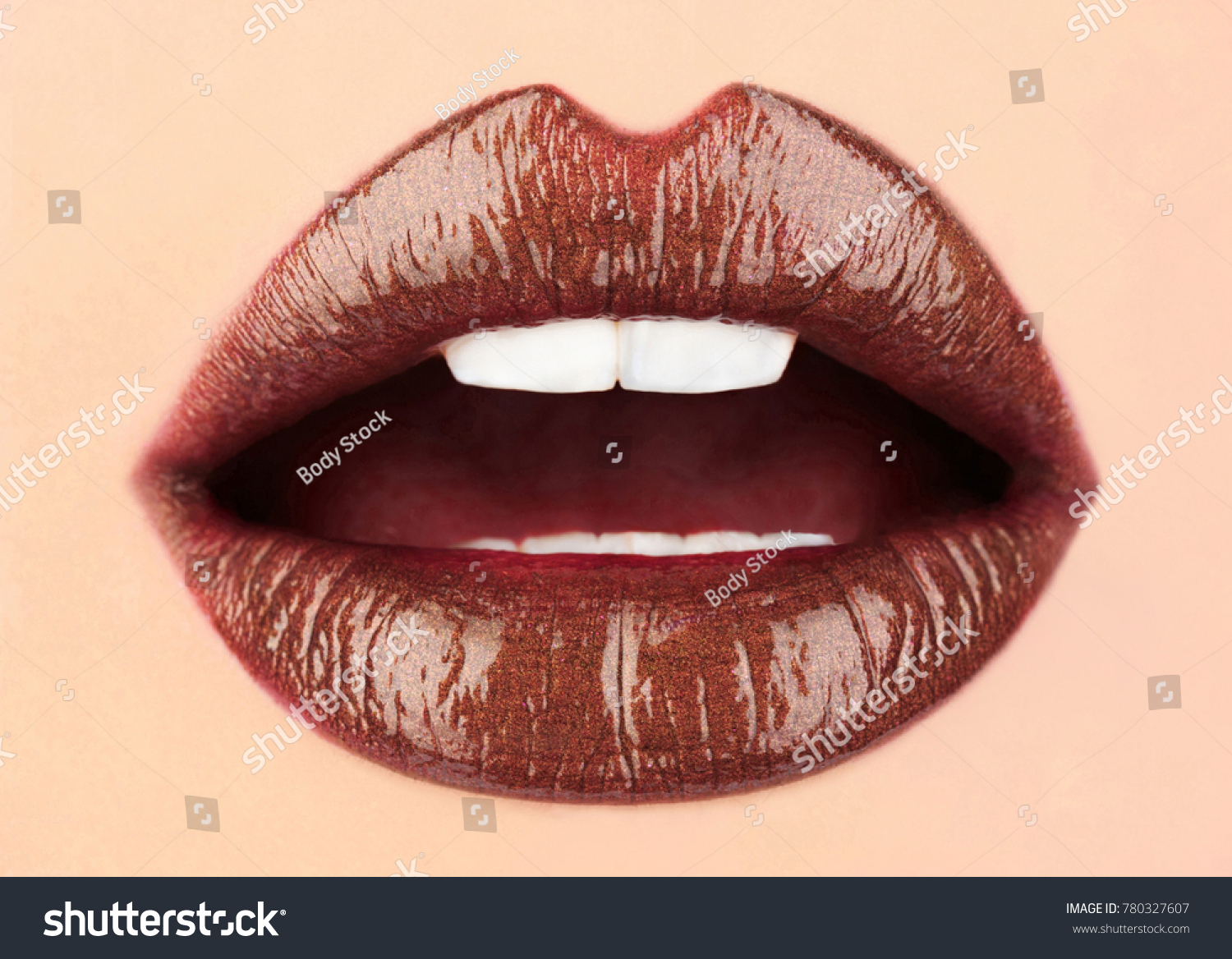 Dunkelbraun Sexy Lippen Lippenpflege Und Schonheit Nahaufnahme Stockfoto Jetzt Bearbeiten