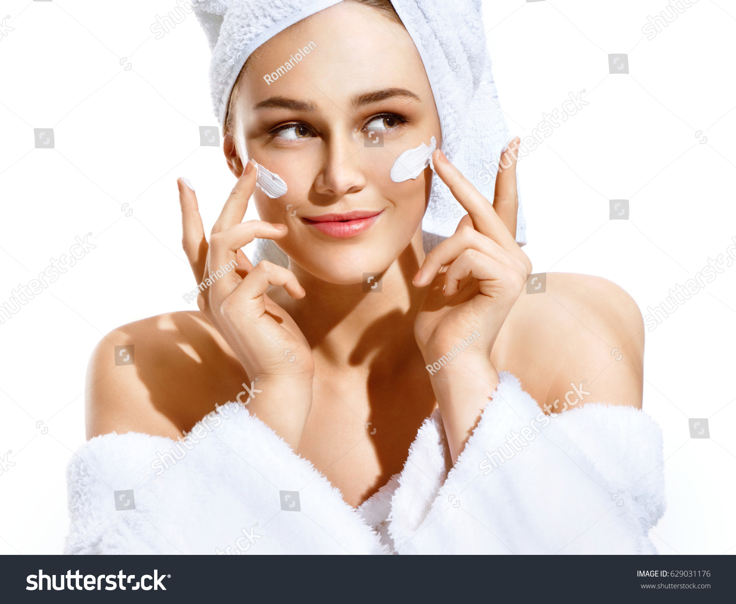 눈부신 젊은 여자가 얼굴에 보습 크림을 스톡 사진 629031176 Shutterstock 0166