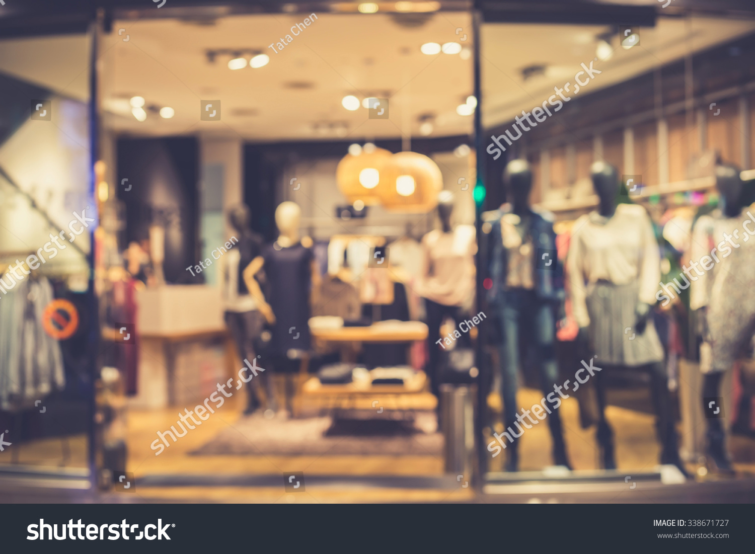 De Focused/Blur Image Of Boutique Window With Dressed Mannequins ...