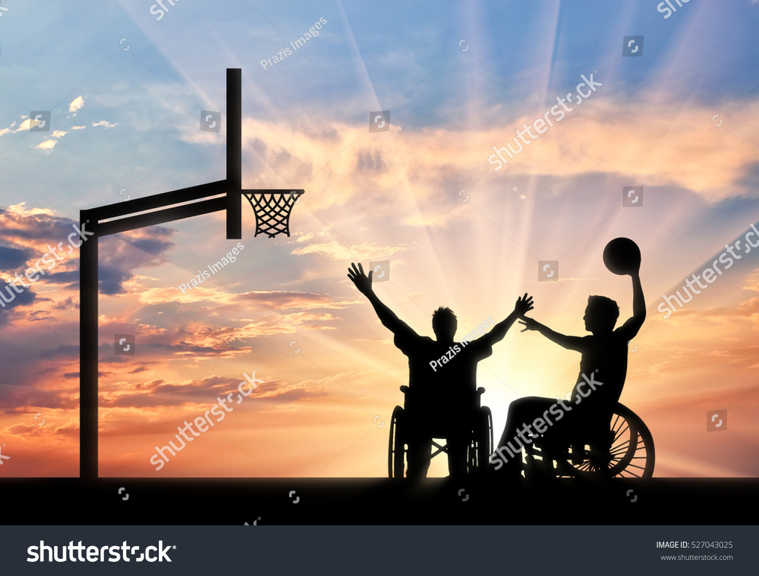 車椅子の運動選手が ボールの夕日を入れてバスケットボールコートでバスケットボールをする スポーツと意志のコンセプト のイラスト素材