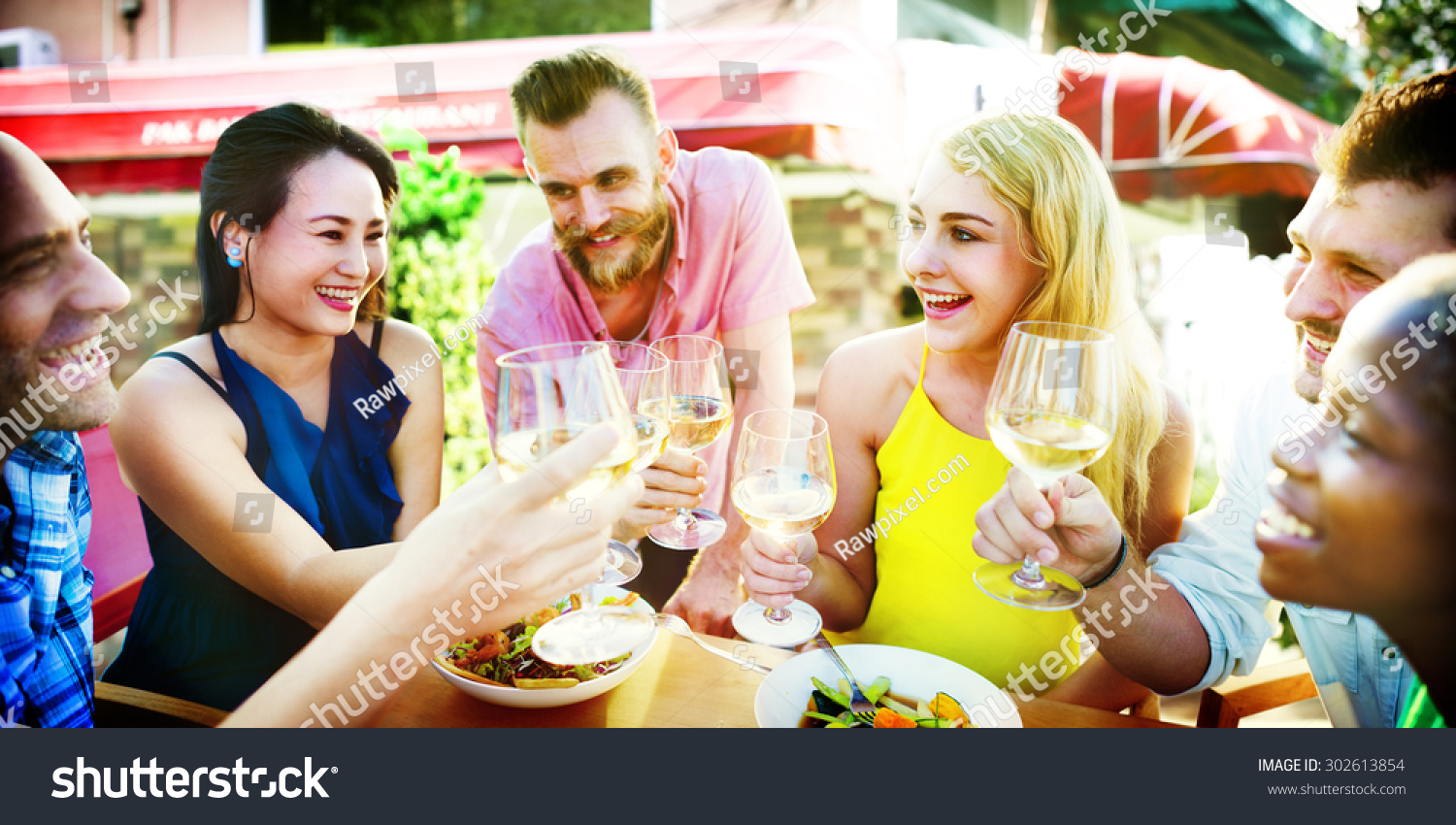 Diversas Personas Comida Al Aire Libre Foto De Stock Shutterstock