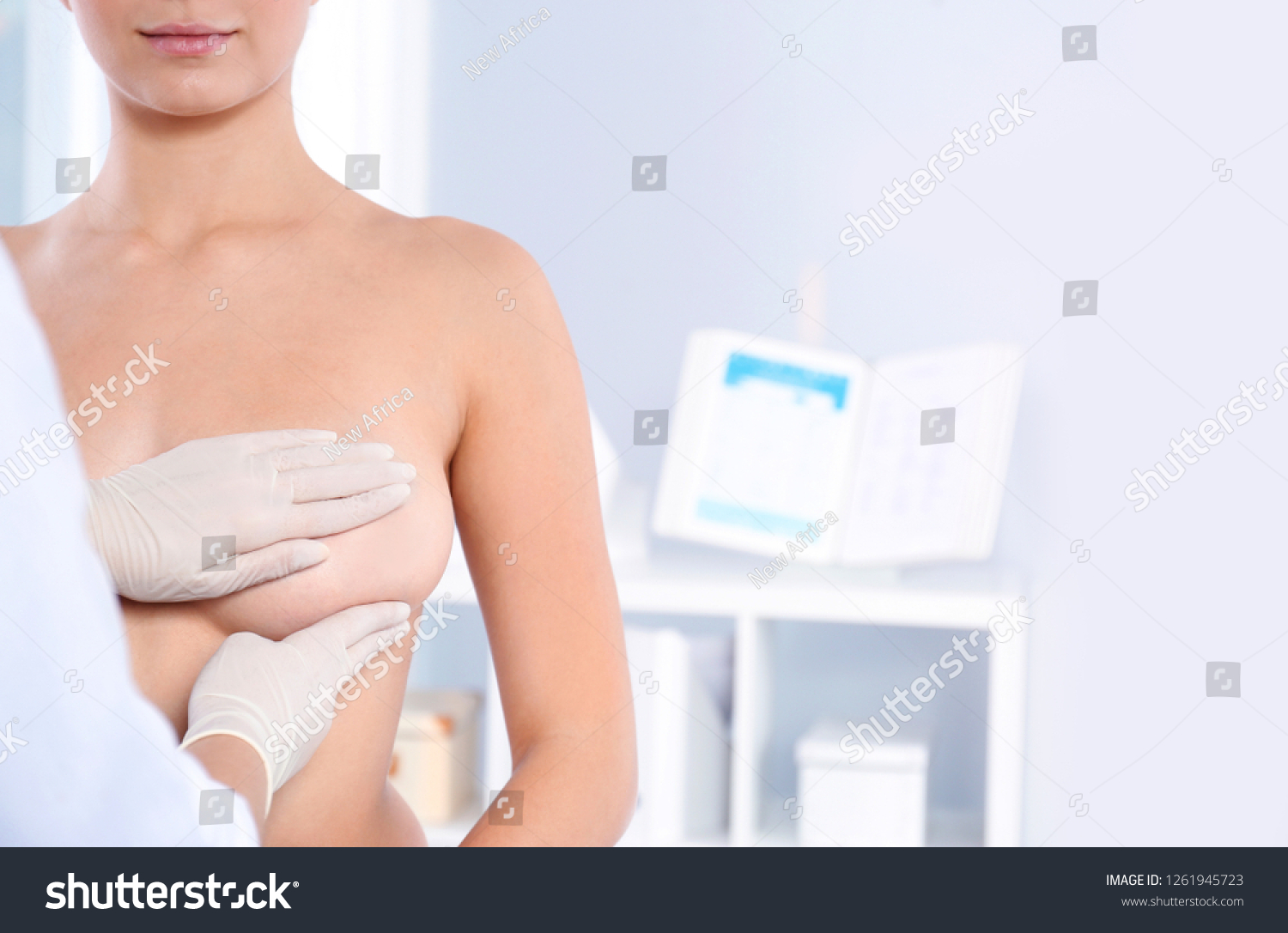 Doctor Examining Naked Afbeeldingen Stockfotos En Vectoren Shutterstock