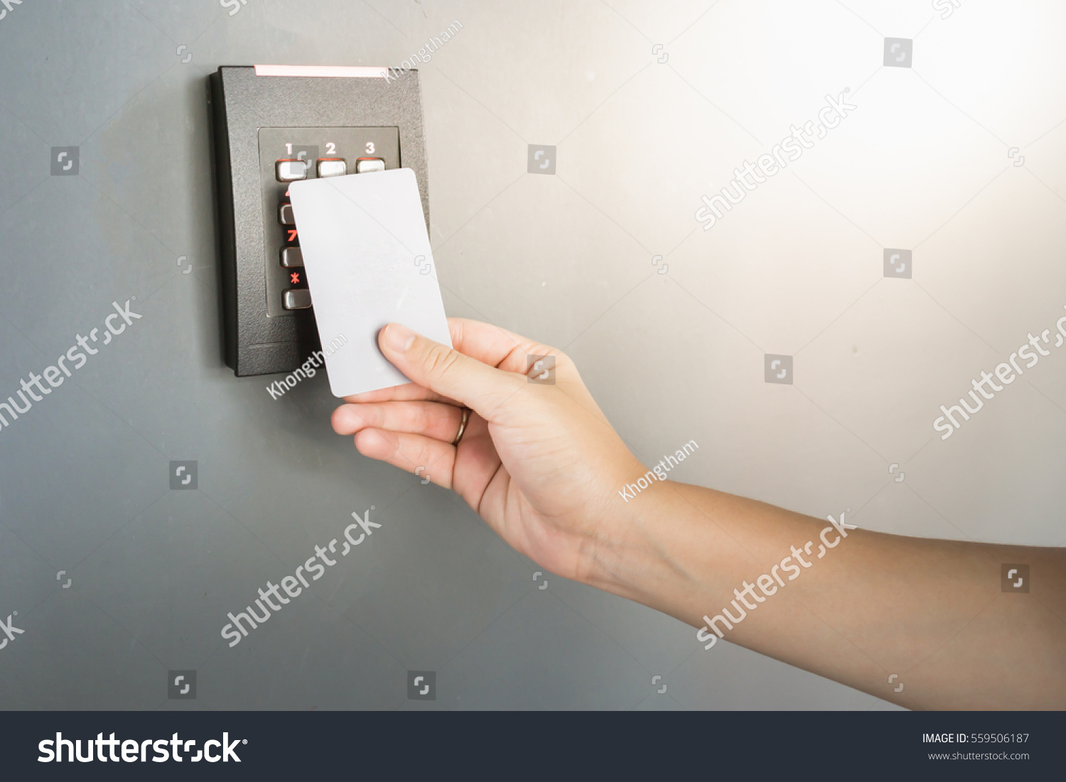 Door Access Control Hand Inserting Key Stockfoto Jetzt