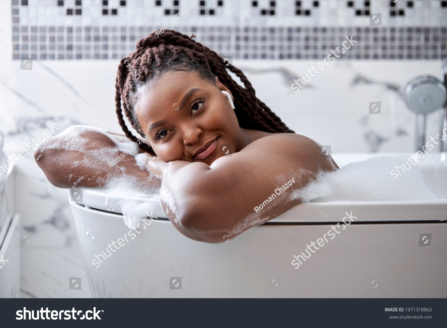 「african Woman Bathing」の画像、写真素材、ベクター画像 Shutterstock