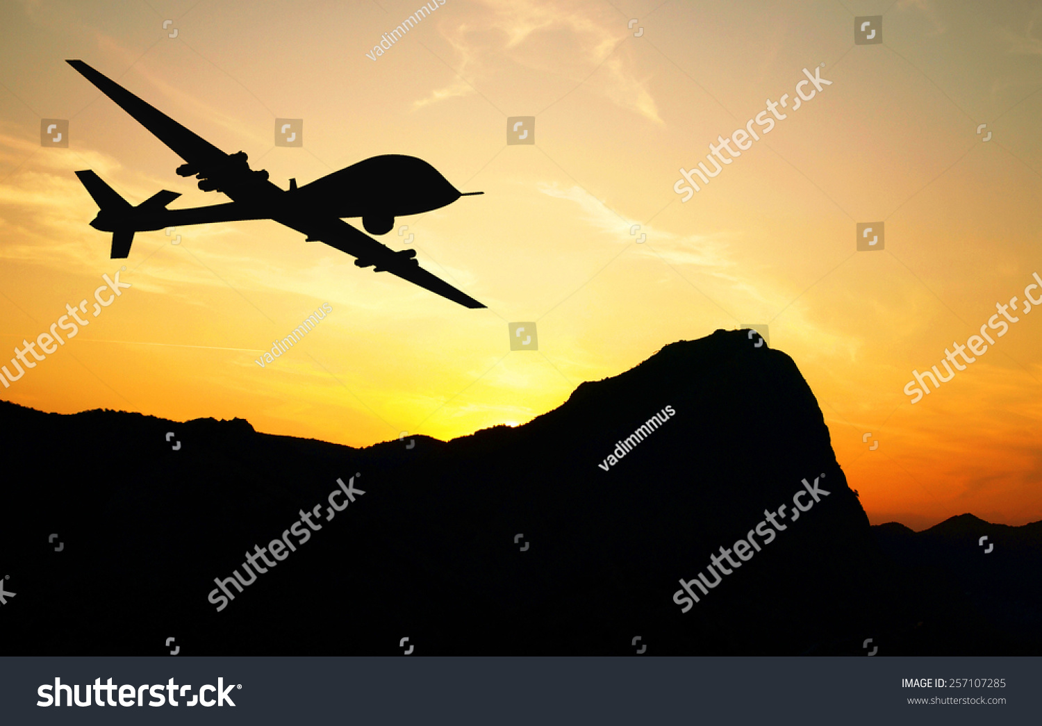 日没の背景に山を飛ぶドローン イラスト の写真素材 今すぐ編集