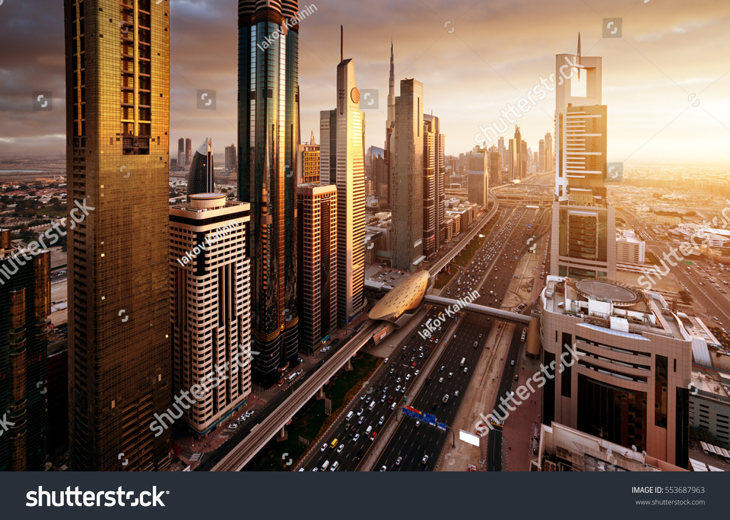 Skyline Von Dubai Bei Sonnenuntergang Vereinigte Stockfoto Jetzt Bearbeiten