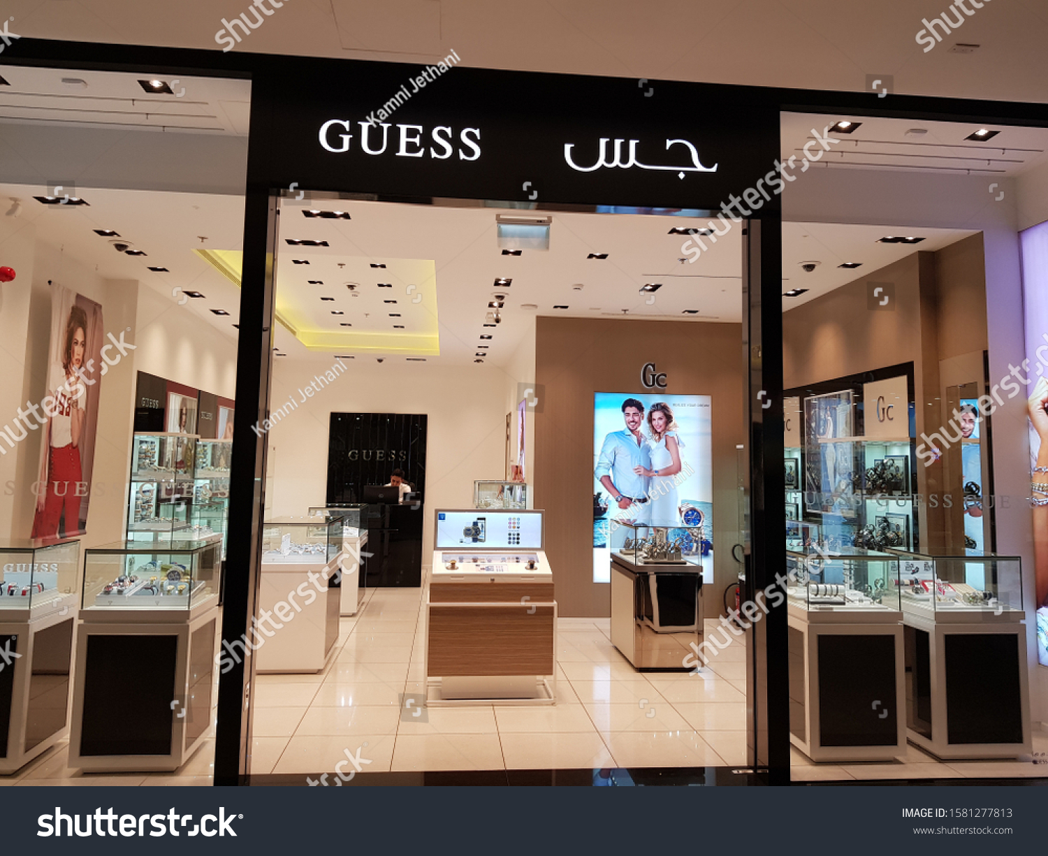 komedie Hassy Overholdelse af Dubai Uae Dec 09 Guess Store Stock Photo (Edit Now) 1581277813