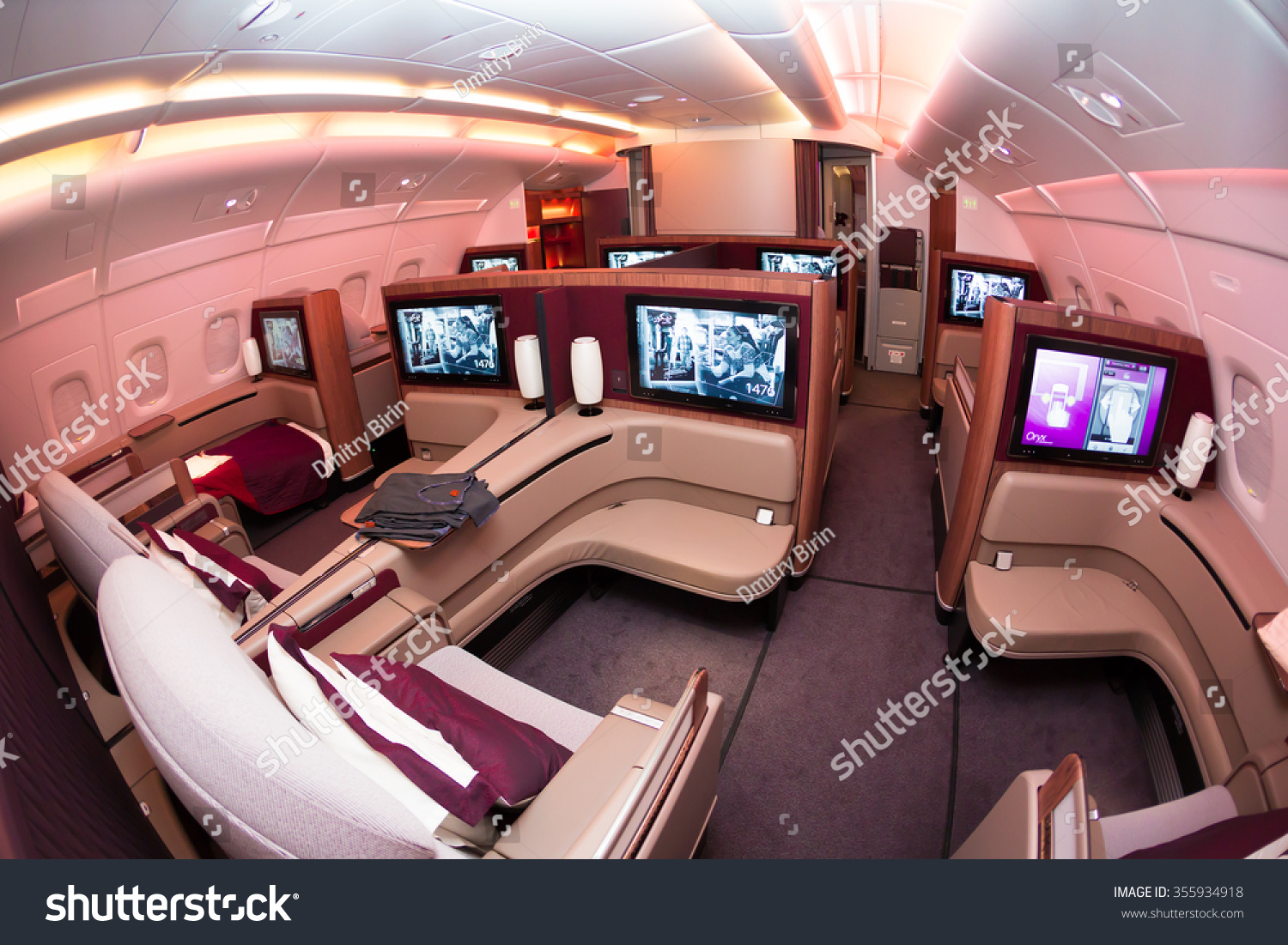 Dubai, Uae - November 10, 2015: Qatar Airways Airbus A380 First Class ...