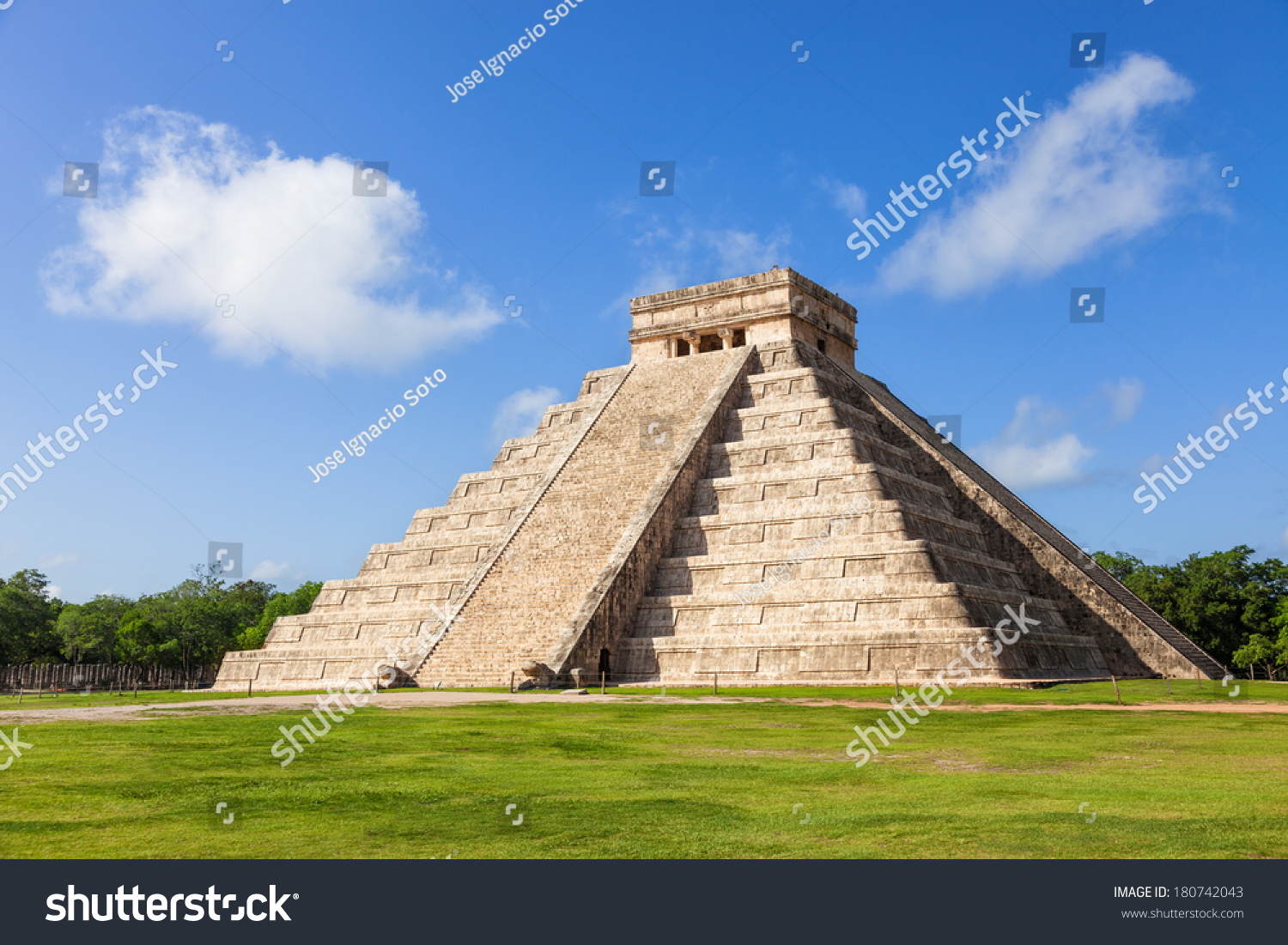 El Castillo Kukulkan Temple Chichen Itza Stock Photo (Edit Now) 180742043