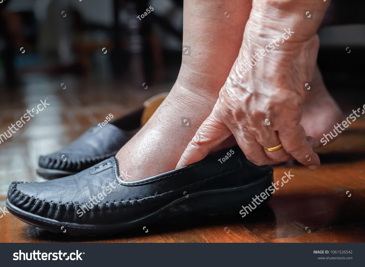 shoes for elderly with swollen feet
