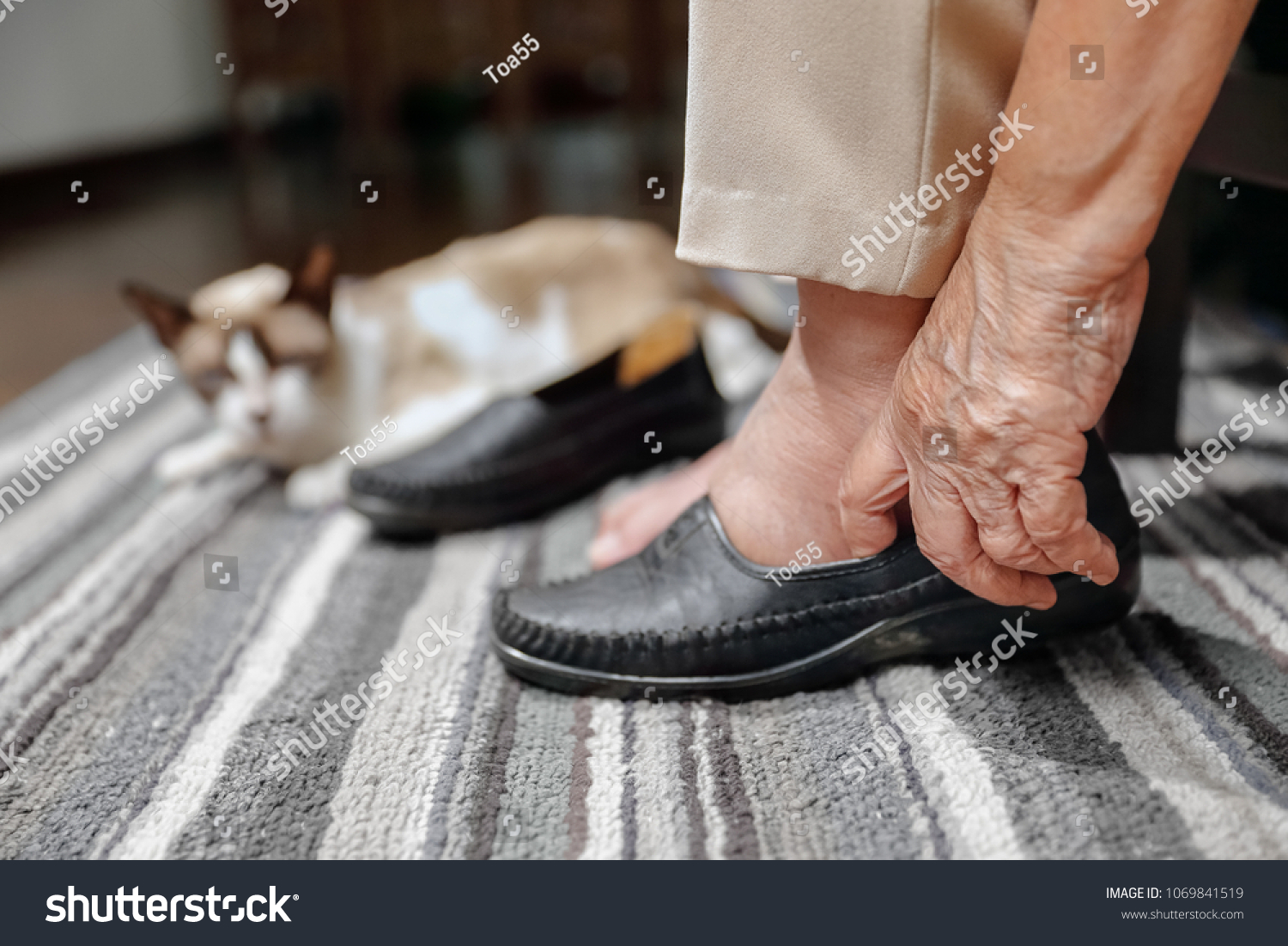 Elderly Woman Swollen Feet Putting On Foto De Stock 1069841519