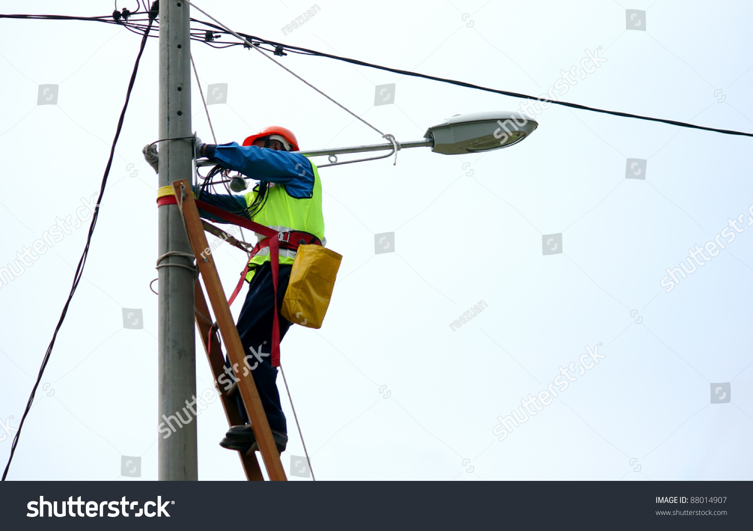 Electrical Wireman Repair The Street Light Stock Photo 88014907 ...