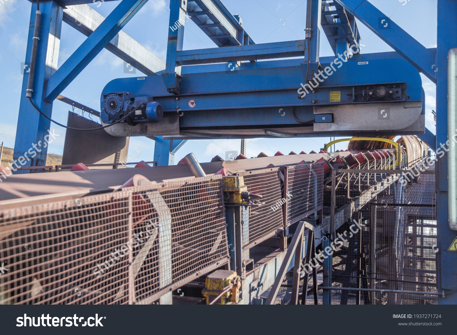 Electromagnet Above Conveyor Belt Cleaning Cargo Stock Photo 1937271724 ...