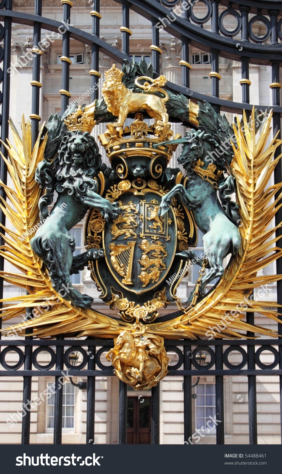 Emblem In The Front Gate Of Buckingham Palace In London, Uk Stock Photo ...