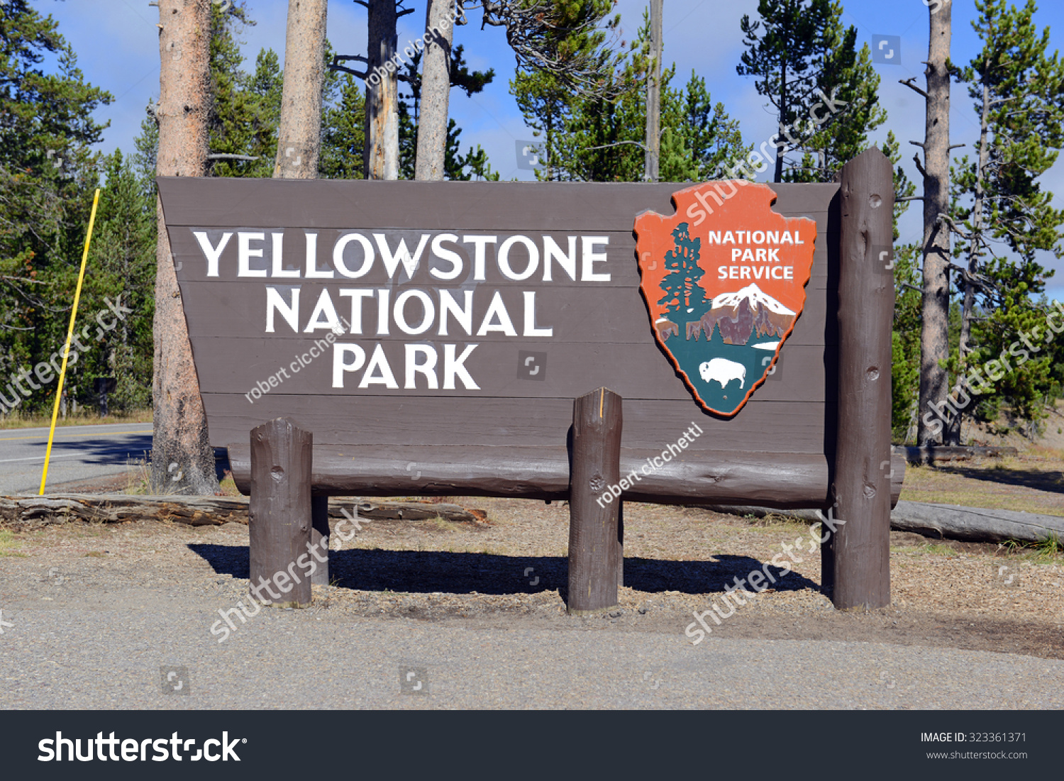 Entrance Sign Yellowstone National Park Wyoming Stock Photo 323361371 ...