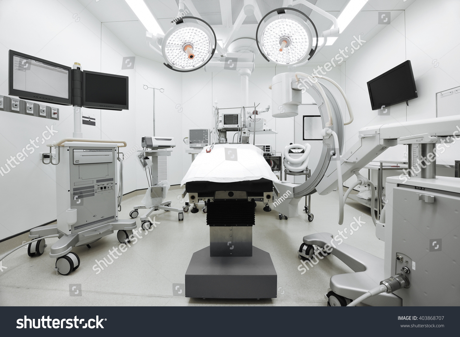 現代の手術室で使用する機器と医療機器は 限定色技術とアート照明を使用して取り扱う の写真素材 今すぐ編集
