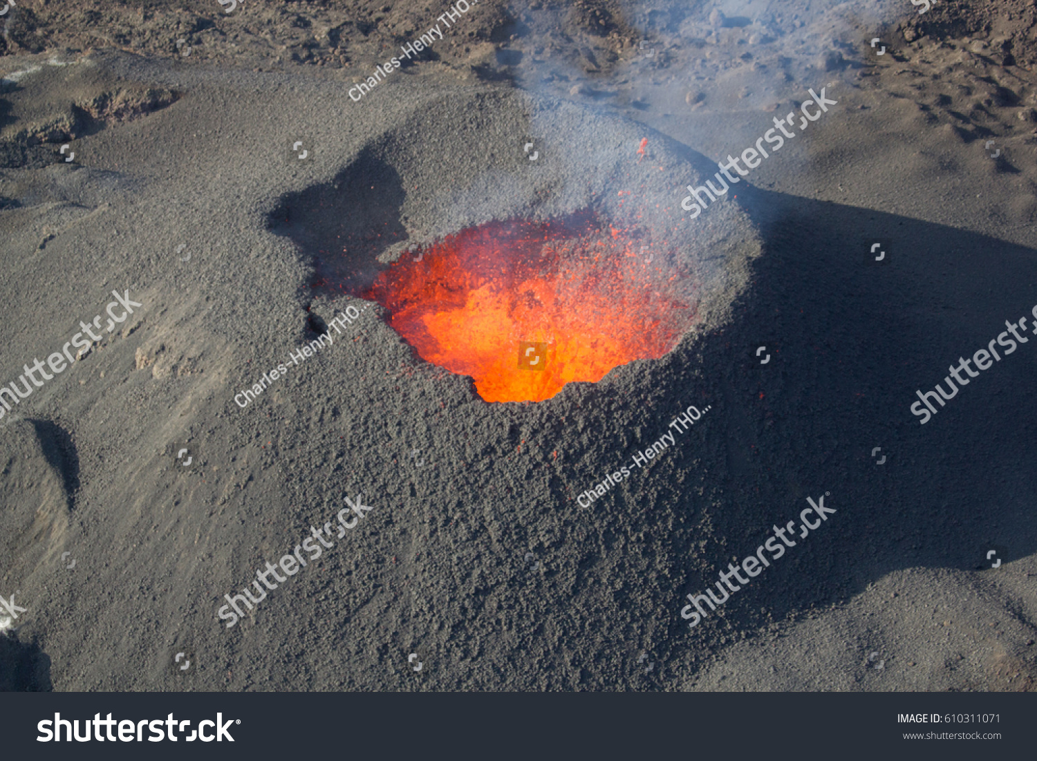 噴火する火山 溶けたマグマ フランス レユニオン島 の写真素材 今すぐ編集