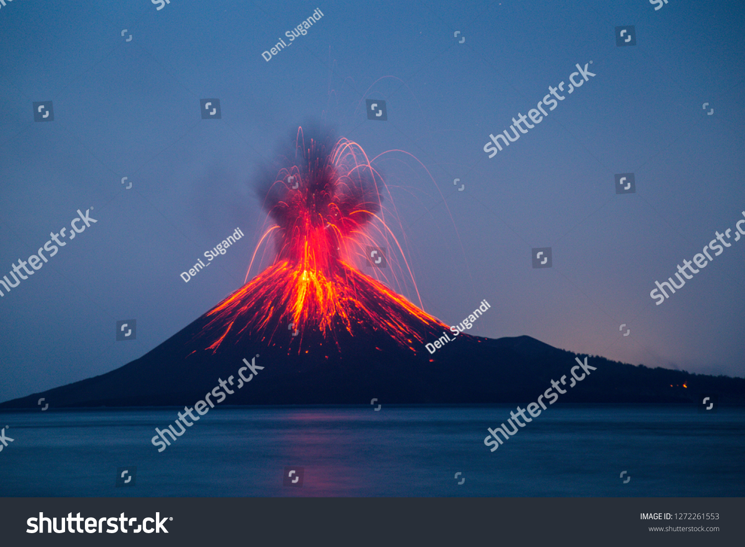 インドネシアのアナク クラカトー火山噴火 の写真素材 今すぐ編集